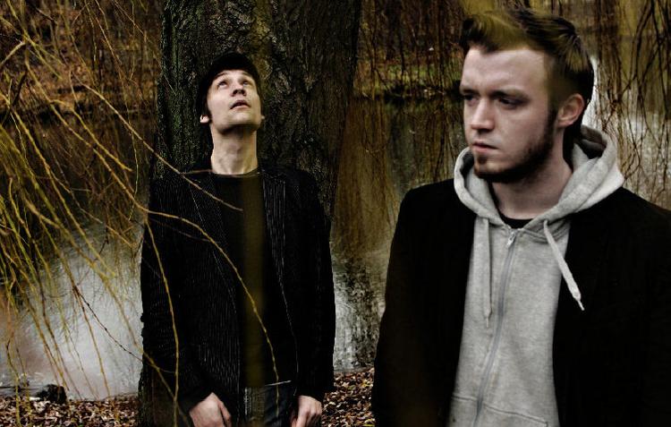 Enten kan man lide Entakts overvældende blanding af elektronisk musik og svulstig rock a la Muse med overdoserede, poetiske tekster. Eller også kan man ikke. 