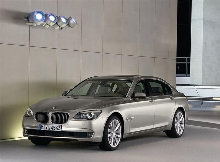 Trods statelige dimensioner er den nye BMW 730d ganske økonomisk i brug – den går næsten 14 km/l. 