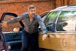 Kliché. Filmen rummer parodier på  alle spionfilmens gimmicks, forfølgelsen og mordet, uvisheden og angsten. Her  er George Clooney midt i tumulten. Foto: SF-film 