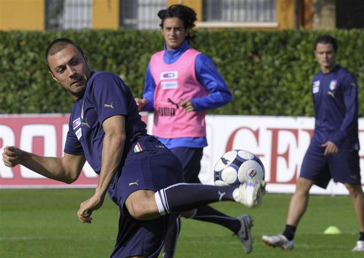 Nye spillere trænger sig på til Italiens startopstilling. Her ses fra venstre Angelo Palombo, Alberto Aquilani og Simone Pepe under dagens træning forud for kampen mod Bulgarien. 