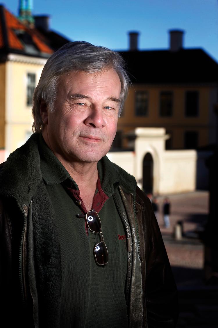 I Jan Guillous nyeste roman er Carl Hamilton endt som et omvandrende juletræ med dekorationer, blålys, stjerne og sort bælte i slotsaftapninger. Foto: Peter Knutson 
