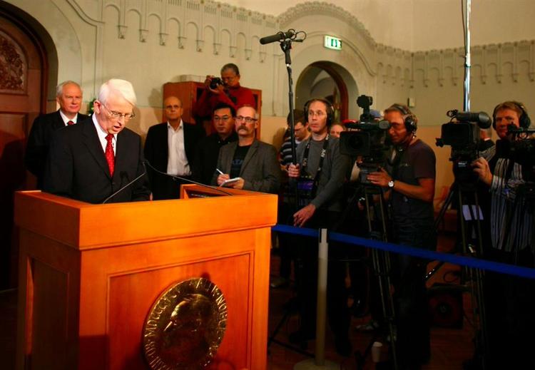 Fonden bag nobelprisen kan risikere tab i millionklassen på grund af finanskrisen. Her er det formanden for den norske komité bag fredsprisen, Ole Danbolt Mjoes, der annoncerer årets vinder - finske Martti Ahtisaari. 