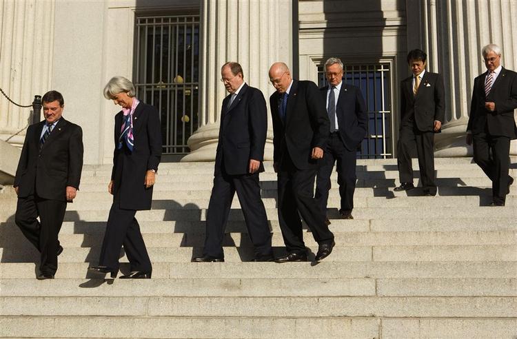 Finansministrene fra det magtfulde G7-samarbejde er enige om en redningsplan. Her ses fra venstre Canadas finansminister James Flaherty, den franske finansminister Christine Lagarde, den tyske finansminister Peer Steinbrueck, USA's finansminister   Henry Paulson, den italienske finansminister  Giulio Tremonti, Japans finansminister   Shoichi Nakagawa og finansminister Alistair Darling fra Storbritannien ankomme til et grupppefoto i Washington før mødet. 