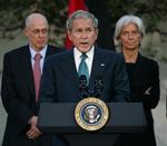 Præsident Bush på pressekonferencen sammen med sin finansminister Henry Paulson og den franske finansminister Christine Lagarde. 