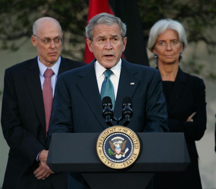 Præsident Bush på pressekonferencen sammen med sin finansminister Henry Paulson og den franske finansminister Christine Lagarde. 