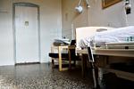 Det er celler som denne i Vestre Fængsels hospitalsafdeling, at sindssyge kriminelle tilbringer måneder, inden der bliver plads til dem på en psykiatrisk afdeling. Foto: Miriam Dalsgaard 