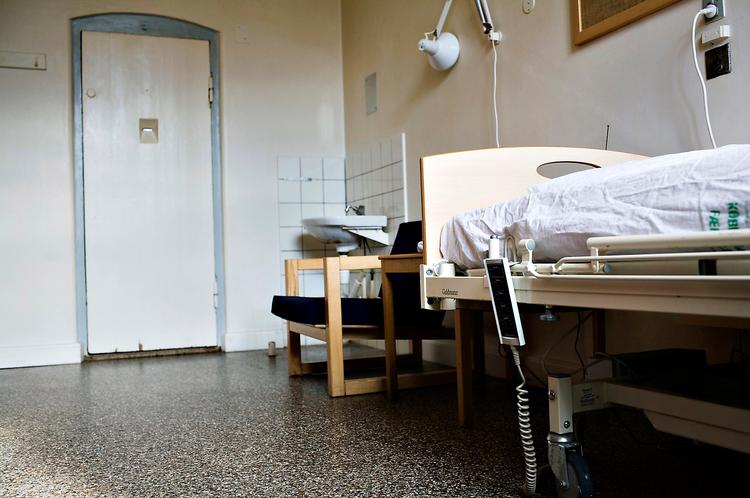 Det er celler som denne i Vestre Fængsels hospitalsafdeling, at sindssyge kriminelle tilbringer måneder, inden der bliver plads til dem på en psykiatrisk afdeling. Foto: Miriam Dalsgaard 