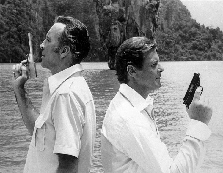 Til venstre Christopher Lee med den gyldne pistol, og til højre James Bond i skikkelse af Roger Moore. 