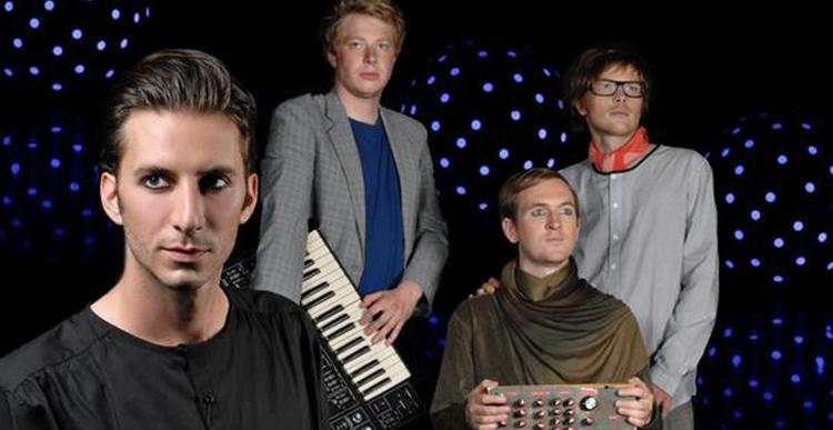 på med mascaraen. The Holiday Show kan udvikle sig til en mindre  pop-sensation. PR-foto. 