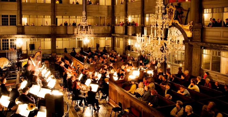 Refleksion. I Christians Kirkes mange loger sidder folk tilbagelænet, stille lyttende til den meditative musiks gentagelser, der giver plads til efter- tanke. Foto: Tobias Selnæs Markussen 