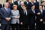 Eurolandenes ledere til topmøde i dag i Paris. Den franske præsident Nicolas Sarkozy (i midten) med den østrigske kansler Alfred Gusenbauer (tv) og den tyske kansler Angela Merkel (nummer to fra venstre). 