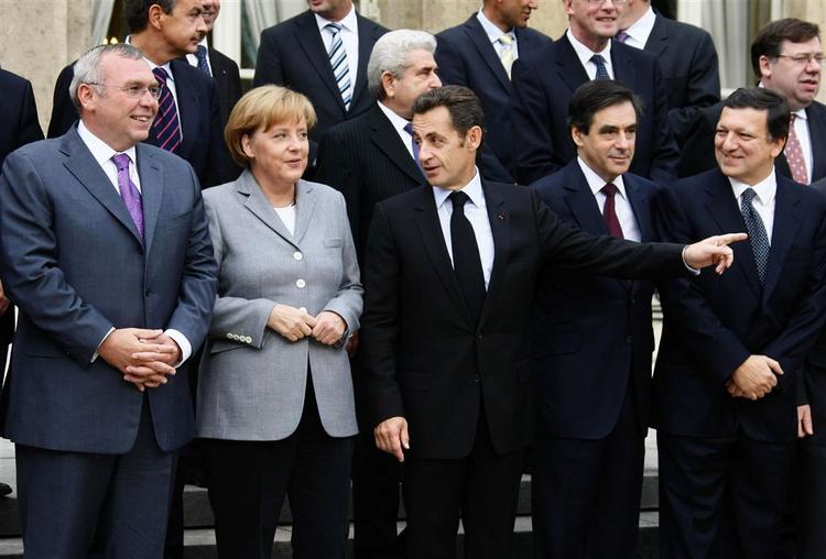 Eurolandenes ledere til topmøde i dag i Paris. Den franske præsident Nicolas Sarkozy (i midten) med den østrigske kansler Alfred Gusenbauer (tv) og den tyske kansler Angela Merkel (nummer to fra venstre). 