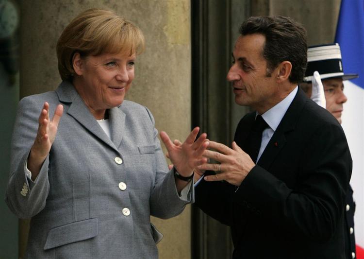 Den tyske kansler Angela Merkel og den franske præsident Sarkozy ved topmødet i Paris. 
