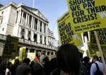 Vrede britiske aktionærer og lønmodtagere demonstrerede if redags uden for Bank of Englands hovedbygning. 