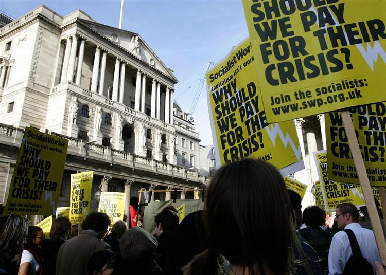 Vrede britiske aktionærer og lønmodtagere demonstrerede if redags uden for Bank of Englands hovedbygning. 