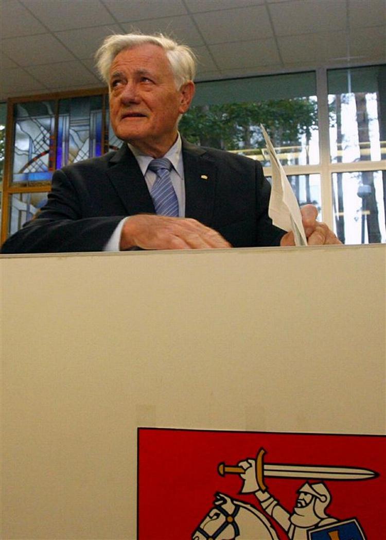 Litauens præsident, Valdas Adamkus, afgiver sin stemme ved valget. 