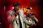 Optagelserne fra Carnegie Hall har måske nok mindre charmerende patina end studie-albummet 'Buena Vista Social Club', men ikke desto mindre  rummer det en varm og stilfuld rejse  tilbage i tiden. Her ses Ibrahim Ferrer  og Omara Portuondo ved en koncert i Danmark. Arkivfoto: Mads Winther 