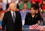 Den republikanske præsidentkandidat, John McCain, og hans vicepræsidentkandidat, Sarah Palin, kritiseres for deres negative ordvalg. Arkivfoto. 