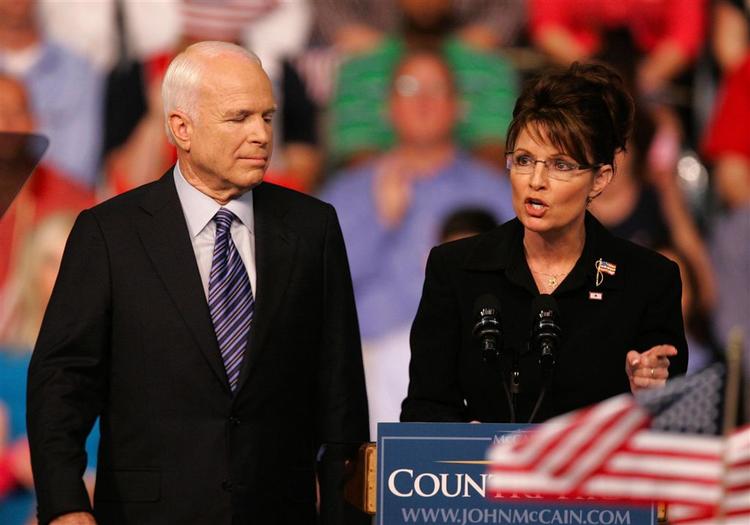 Den republikanske præsidentkandidat, John McCain, og hans vicepræsidentkandidat, Sarah Palin, kritiseres for deres negative ordvalg. Arkivfoto. 