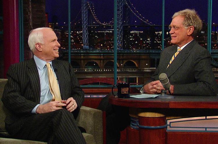 Den republikanske præsidentkandidat, John McCain, på besøg hos David Letterman i februar 2007. Arkivfoto. 