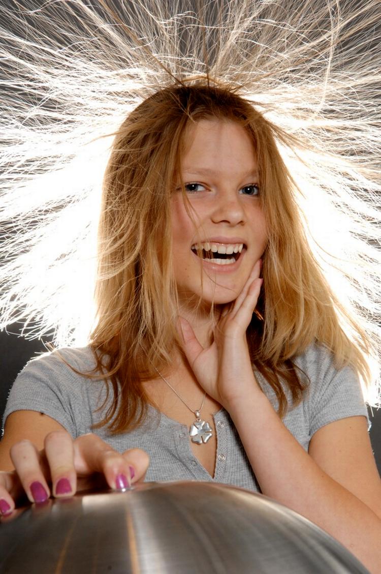 Elektricitet kan bruges til meget, også at få håret til at stritte til alle sider. 