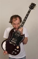 Angus Young med sin magiske Gibson SG-guitar. 