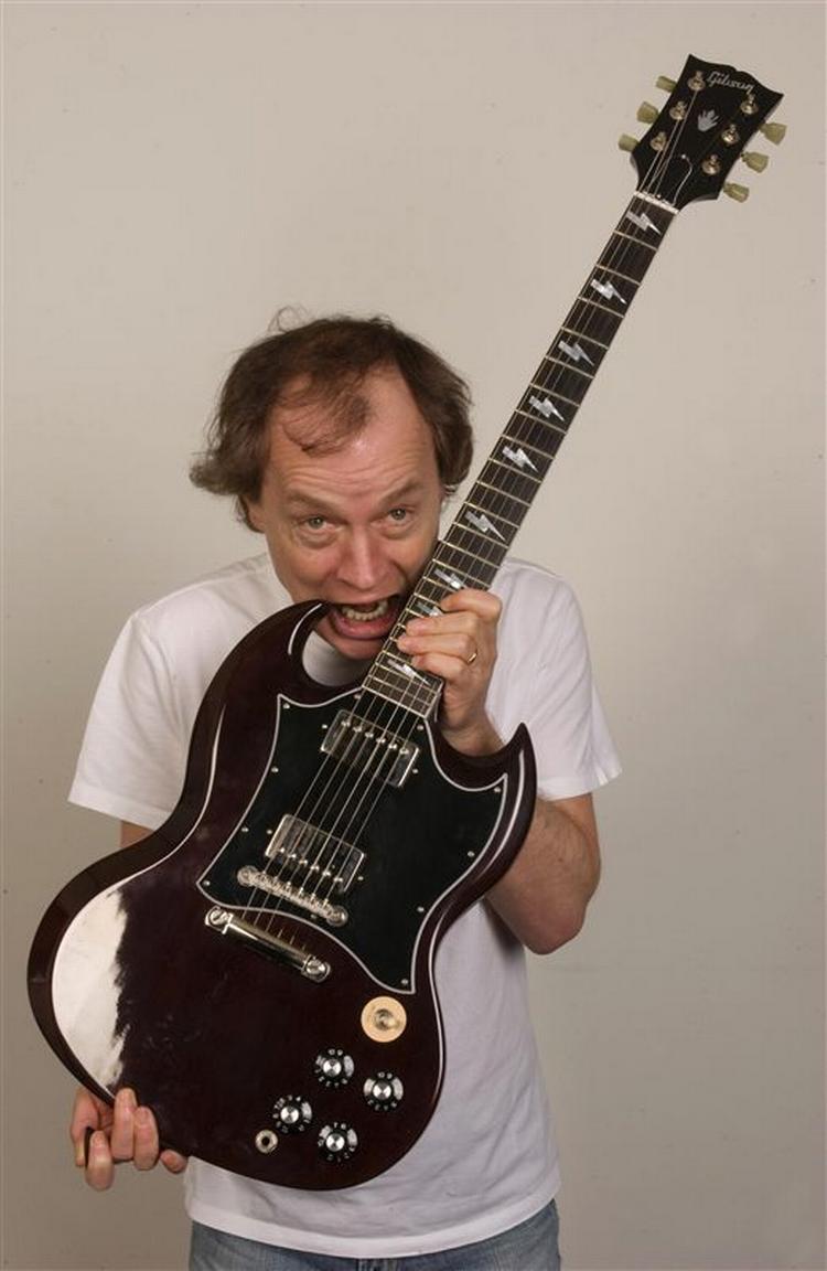 Angus Young med sin magiske Gibson SG-guitar. 