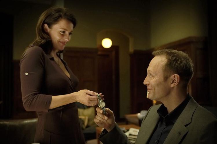 Marie Askehave som Rie Skovgaard, politisk rådgiver for Troels Hartmann, spillet af Lars Mikkelsen. 