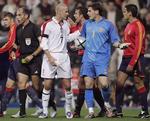 Bølgerne gik højt på banen, da Spanien i 2004 vandt 1-0 over England med David Beckham som anfører. Arkivfoto. 