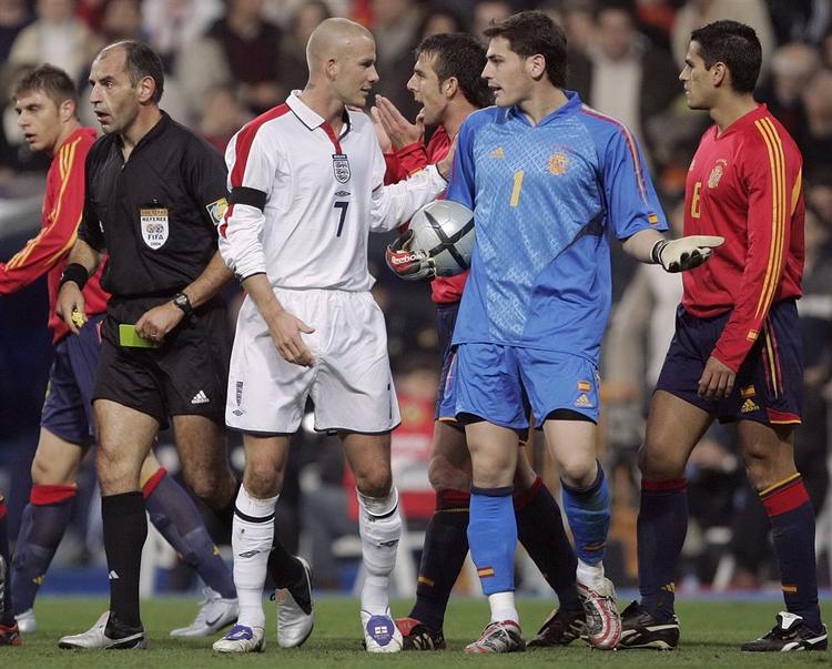 Bølgerne gik højt på banen, da Spanien i 2004 vandt 1-0 over England med David Beckham som anfører. Arkivfoto. 