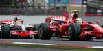 Felipe Massa kommer først ind i en kurve foran Lewis Hamilton. 