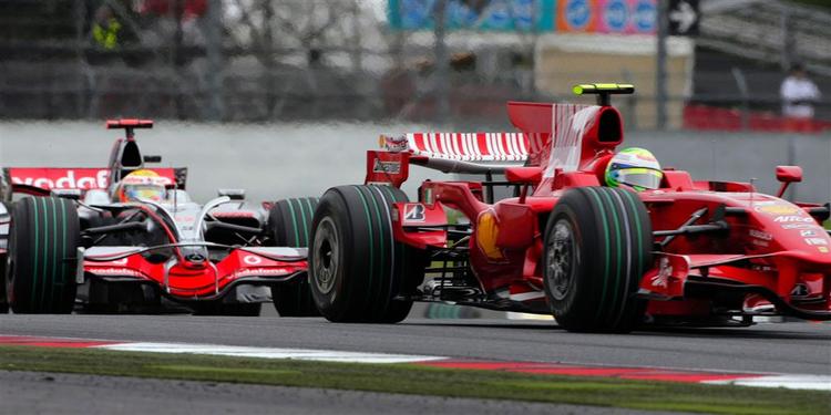 Felipe Massa kommer først ind i en kurve foran Lewis Hamilton. 