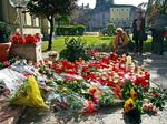 Folk lægger blomster og tænder lys for Jörg Haider, som lørdag døde i en trafikulykke. 