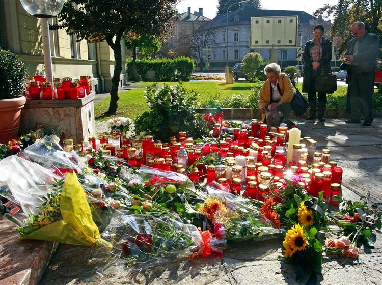 Folk lægger blomster og tænder lys for Jörg Haider, som lørdag døde i en trafikulykke. 