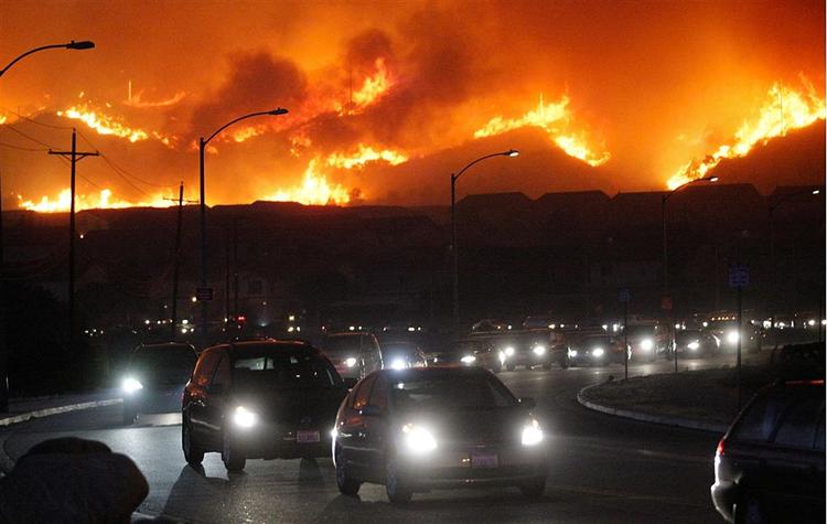 Trafikken snegler sig af sted, mens folk flygter fra flammerne. Foto fra i dag. 