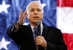 Mange ældre amerikanere har set deres pensionsopsparing svinde voldsomt ind i de seneste uger på grund af de styrtdykkende aktiekurser. Nu er McCain klar med en hjælpende hånd. 