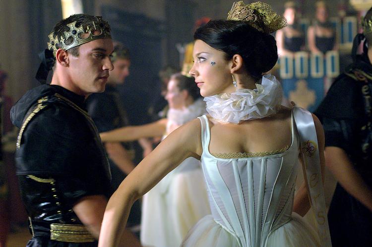 Jonathan Rhys Meyers spiller den smukke og brutale konge, der forlyster sig med sport, fest og ikke mindst kvinder. Foto: Sony Pictures Television 