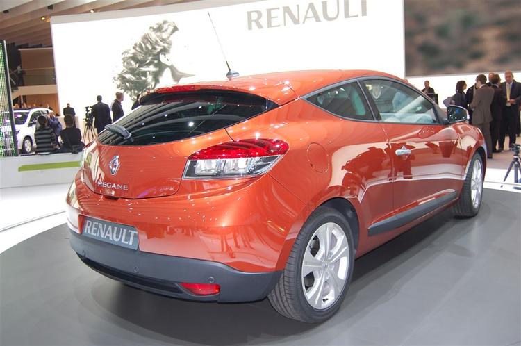 LUKKET LAND. Som coupe sætter Renault Megane noget nær europarekord i dårligt udsyn bagud. 