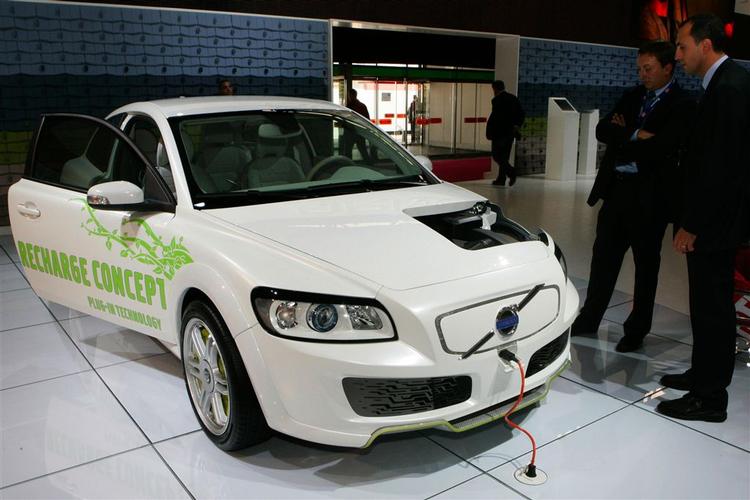 Den mest vidtgående af de nye sparemodeller fra Volvo er denne hybridbil, C30 Recharge. Bemærk stikkontakten - batterierne kan lades op og give en CO2-fri rækkevidde på omkring 100 kilometer. Skulle være klar i 2012. 