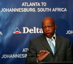 Kongresmedlem John Lewis har kastet brændstof ind i den amerikanske valgkamp. 