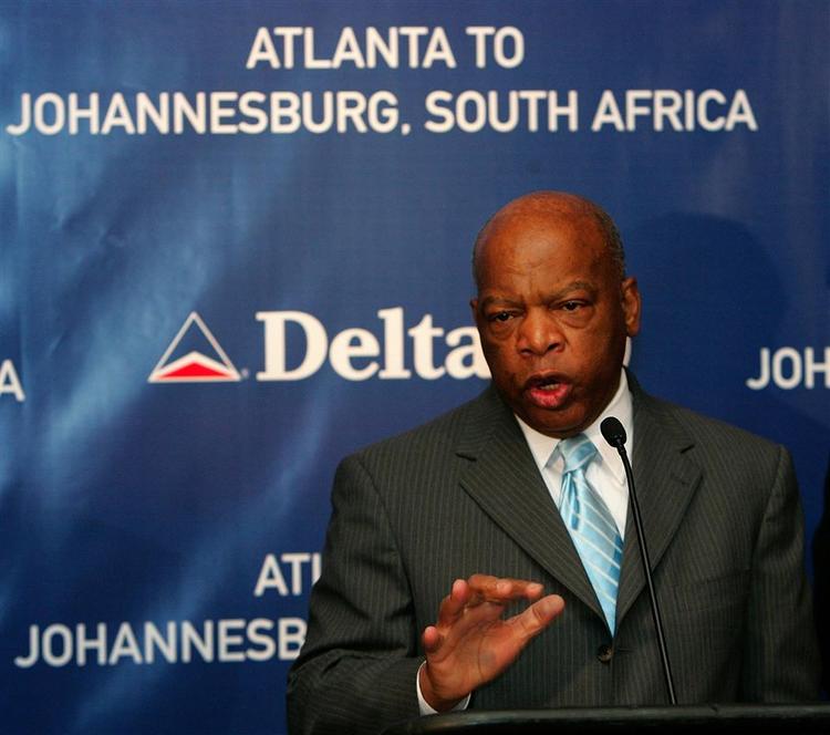 Kongresmedlem John Lewis har kastet brændstof ind i den amerikanske valgkamp. 