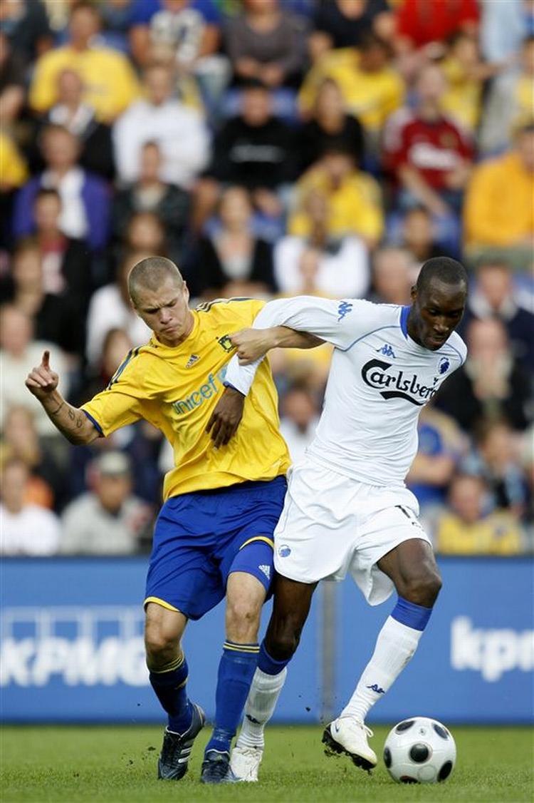 Jon Jönsson (t.v.) i nærkamp med FC Københavns Atiba Hutchinson, da Brøndby vandt med 1-0  over rivalerne 31. august. 