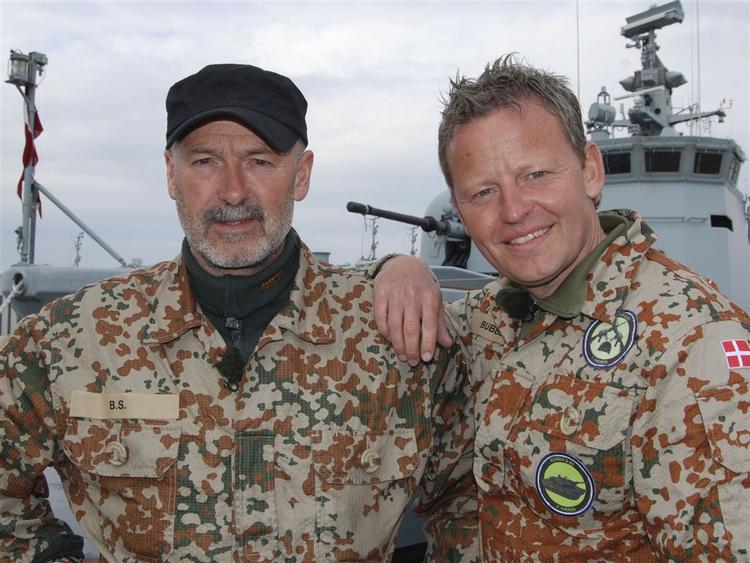 I serien på TV2 skal den tidligere jægersoldat BS Christiansen  gøre den tidligere børnevært Bubber til en soldat. 