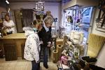 Hanne Olsen, som ses i baggrunden, arbejder i butikken VI SES. Hun er blind og har været det i 20 år. 