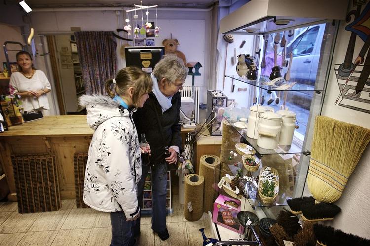 Hanne Olsen, som ses i baggrunden, arbejder i butikken VI SES. Hun er blind og har været det i 20 år. 