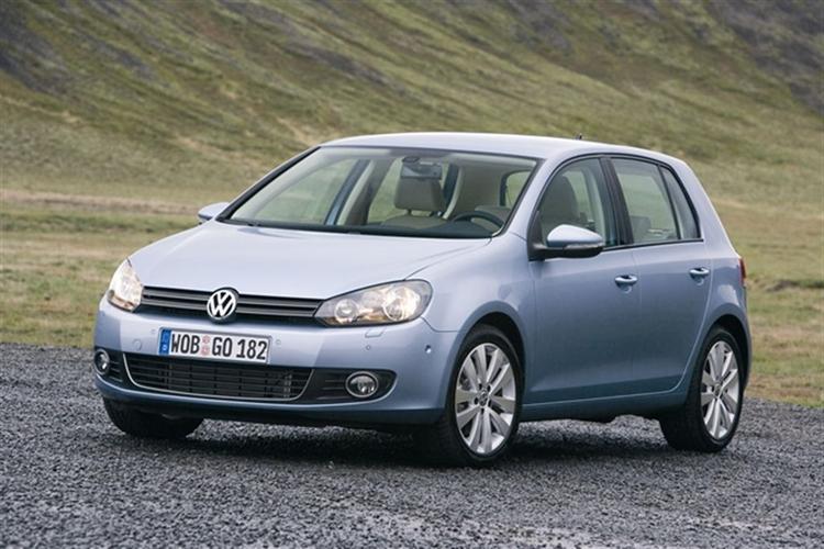 VW Golf i ny udgave står klar hos de danske forhandlere 7. november. Bilens sikkerhedsudstyr er forbedret, bl.a. med en knæairbag til føreren. 