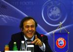 Michel Platini er tilfreds med de foreløbige erfaringer med fem fodbolddommere. Arkivfoto. 