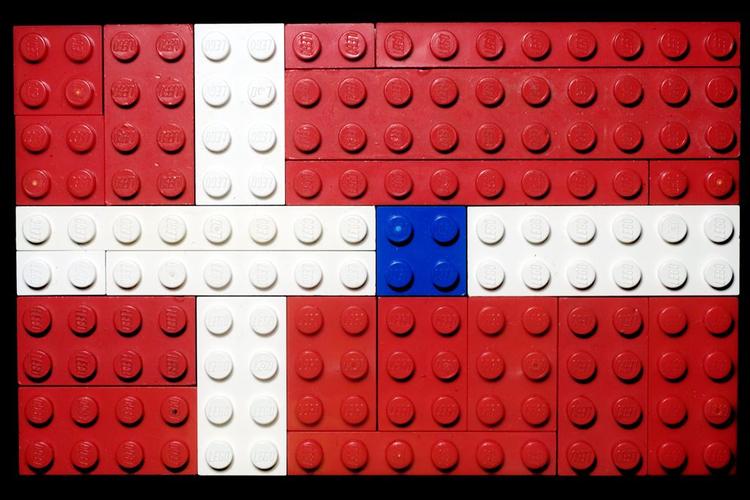 Århus er tilgodeset økonomisk i fire af de seks projekter fra danmarks-fonden. Dansk flag i lego. 