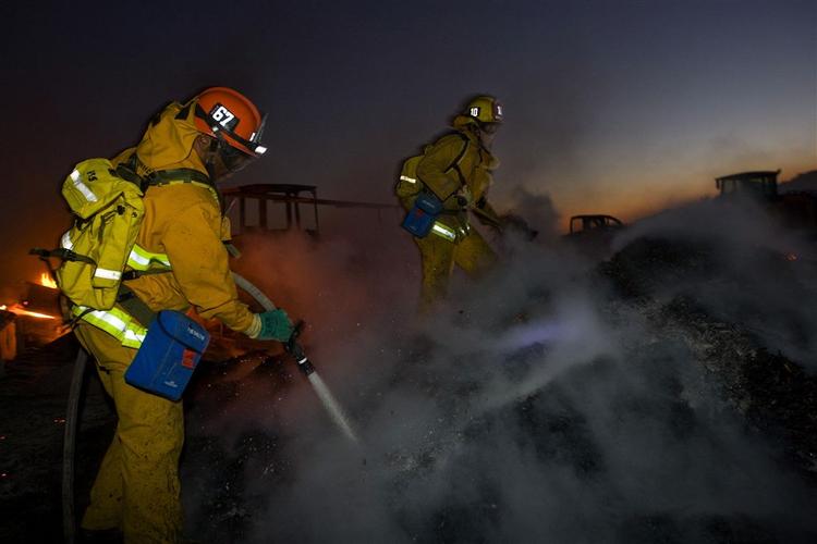 Brandmænd på arbejde i udkanten af Los Angeles. 