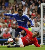 21-årige John Obi Mikel har oplevet fodboldens skyggesider på tæt hold som nigeriansk stortalent intenst jagtet af agenter og klubber. Chelsea skrev imod Fifas regler kontrakt med ham som mindreårig. For at undgå ballade betalte klubben 170 millioner kroner i forlig for at dysse sagen ned. 